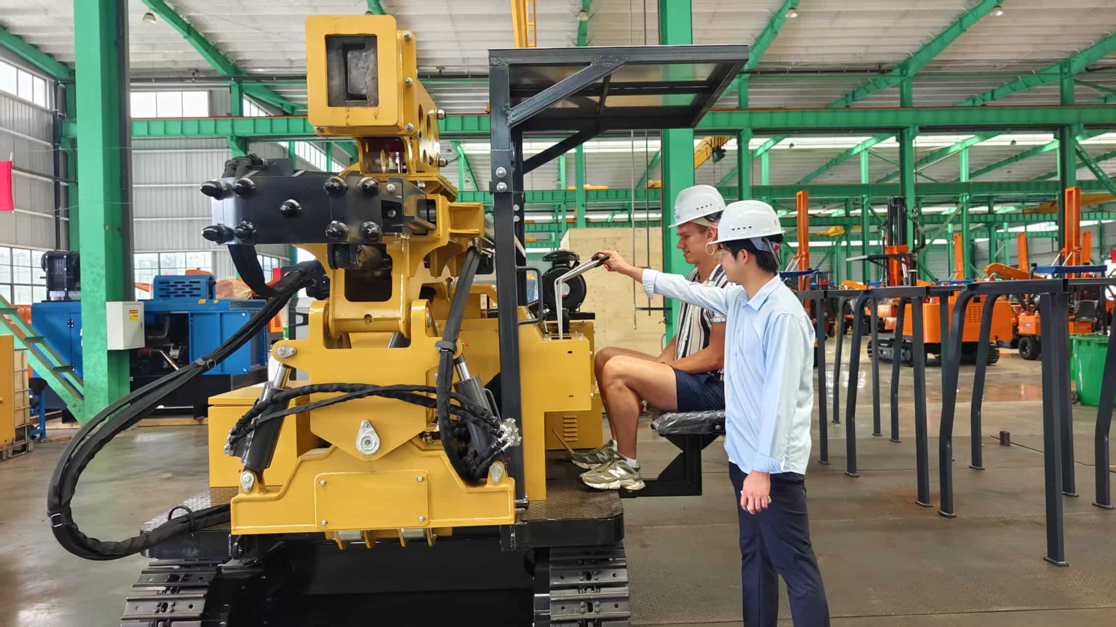 Клиенты из Великобритании посещают Anhui Tezhong Machinery: солнечные вибропогружатели получили признание