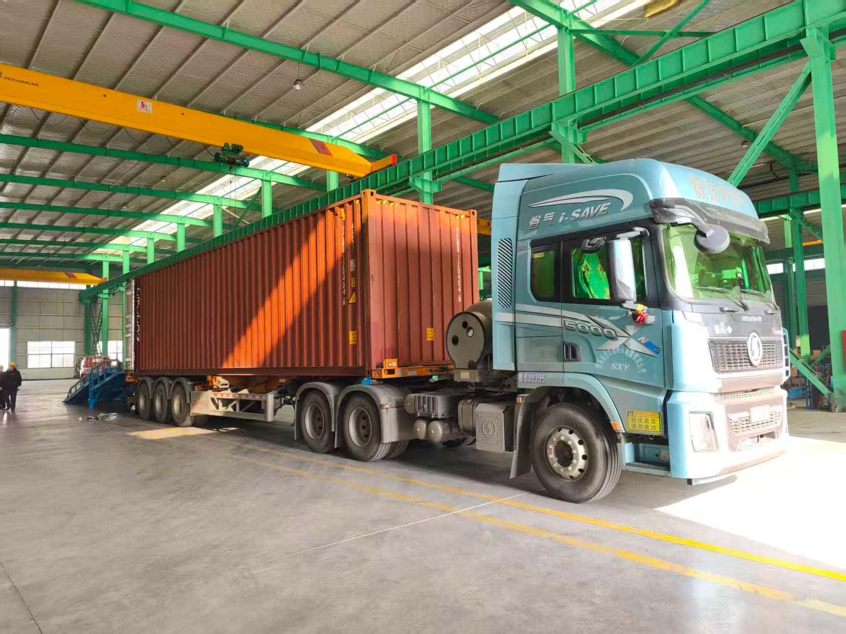 В Испанию отправлены 3 сваебойные машины TZ390 для установки дорожных ограждений, что повышает безопасность дорожного строительства.