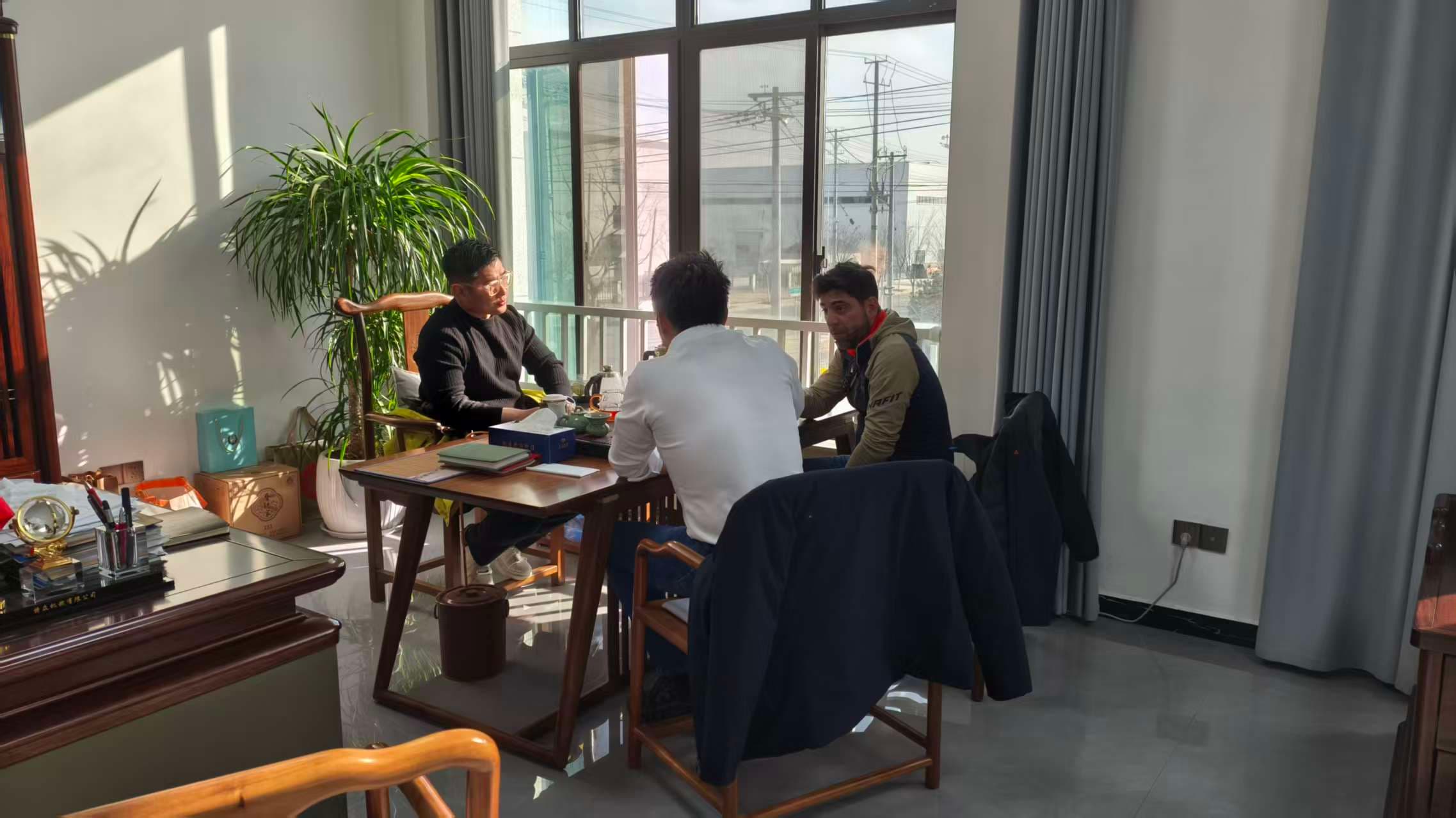 Итальянский клиент посетил завод Anhui Tezhong, чтобы ознакомиться с процессом производства специализированных машин для установки солнечных свай.