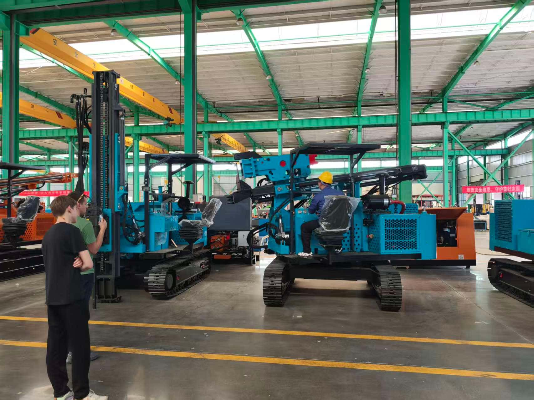 Признание издалека: клиенты из Восточной Европы посетили завод Tezhong Machinery для обсуждения новых направлений сотрудничества в области фотоэлектрической инженерии.