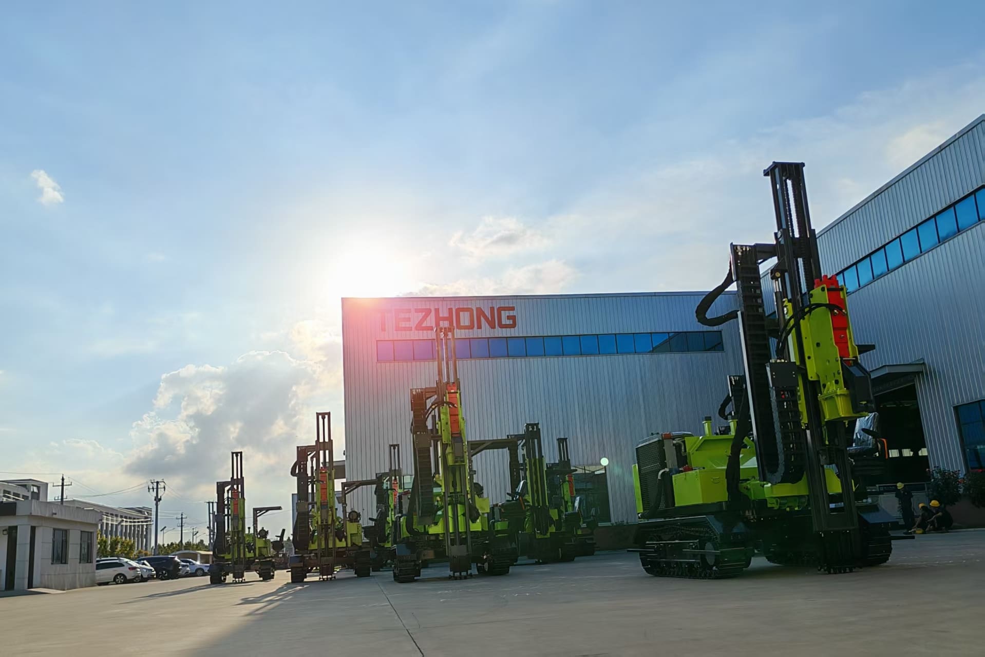 Значительный прорыв на рынке Ближнего Востока: компания TeZhong Machinery поставила 10 установок для забивки солнечных свай TZ536 в Саудовскую Аравию.